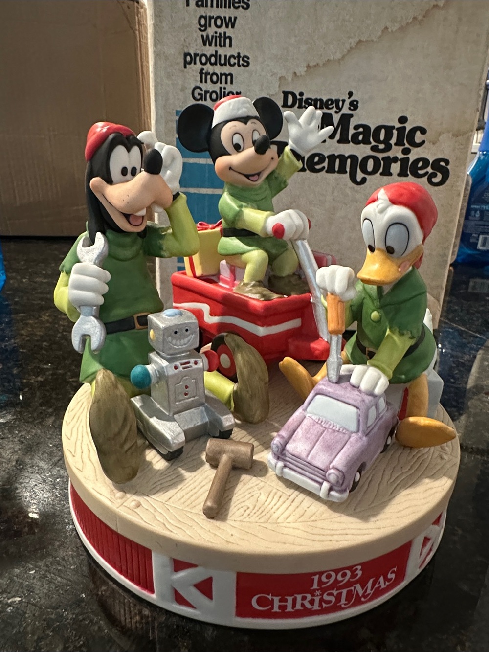 Disney Magic Memories 1993 Christmas Figurine. Donald Duck, Mickey and Goofy!